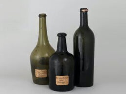 Trois bouteilles, Bordeaux, XVIIIe siècle, verre Fonds ancien de la Ville de Bordeaux © madd-bordeaux - L. Gauthier 