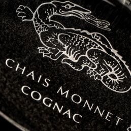 Gravure presse-papier Chai Monnet : une r&eacute;alisation MSV.