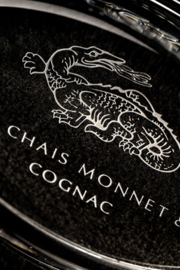 Gravure presse-papier Chai Monnet : une réalisation MSV.