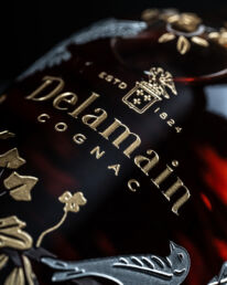 D&eacute;tail gravure Cognac Delamain Bicentenaire. Une r&eacute;alisation MSV.