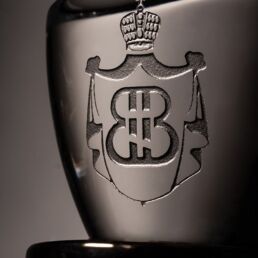 Cognac Monaco : gravure du bouchon d'ornement